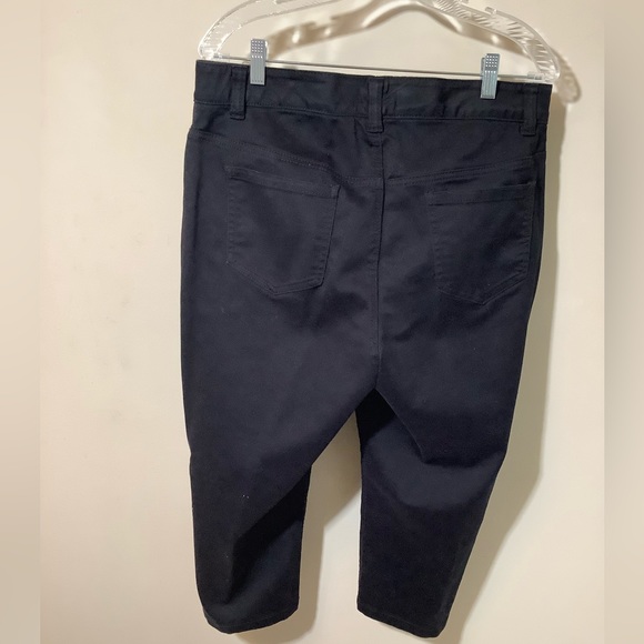 Catherine’s Sateen Stretch black Capris 4 pockets 2 front 2 back 16W NWOT - Picture 3 of 3